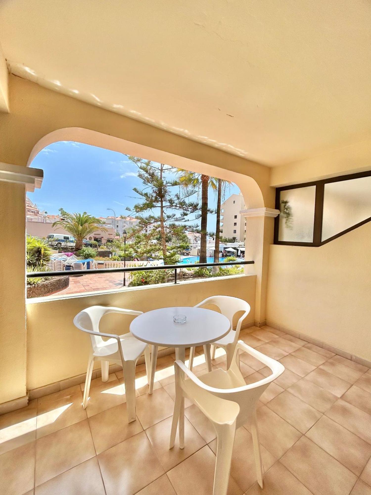 Apartment Bright With Pool & Garden View Ref C014 *